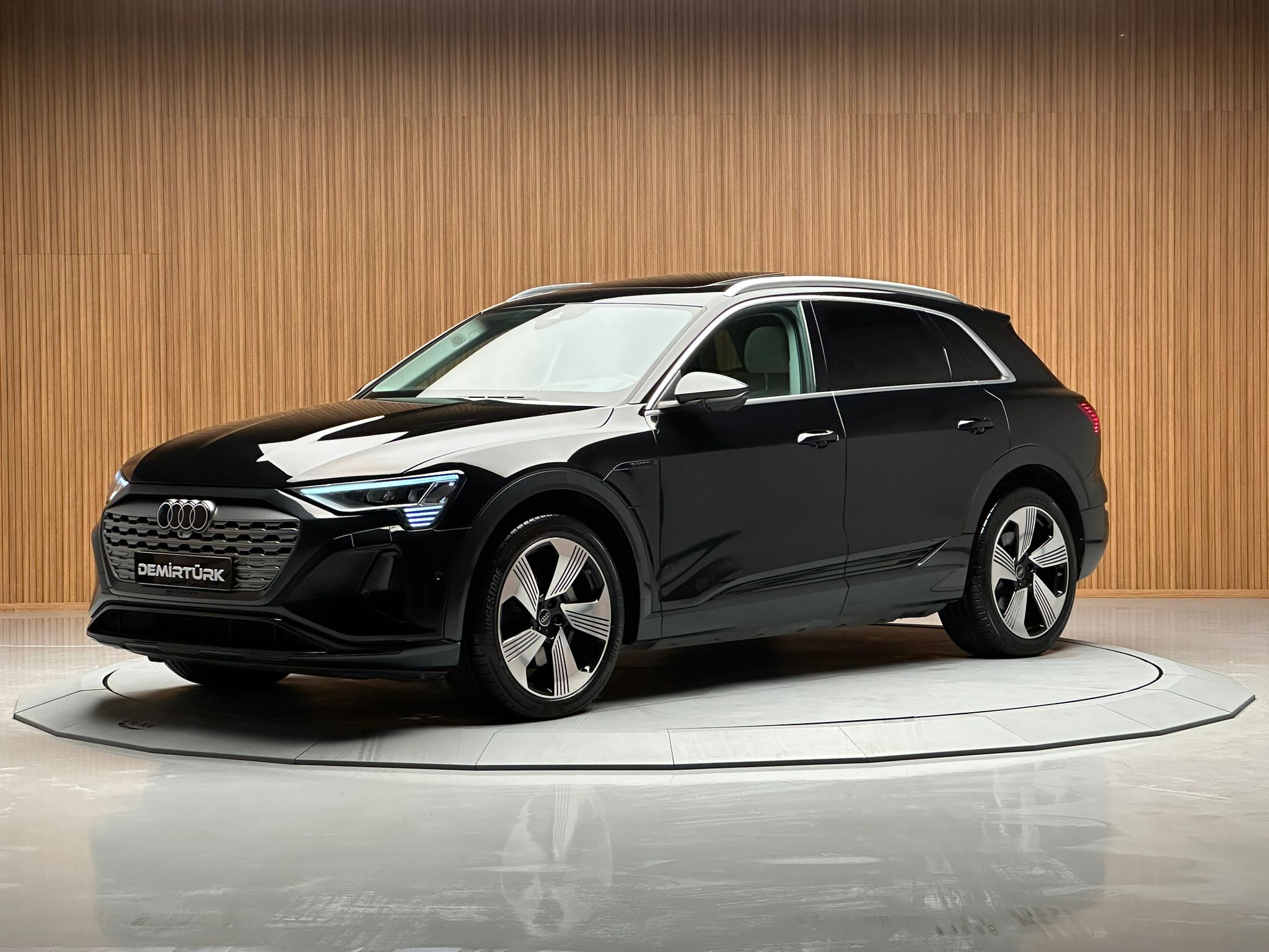 
								Audi Q8 E-Tron 55 Quattro+ Premium full									