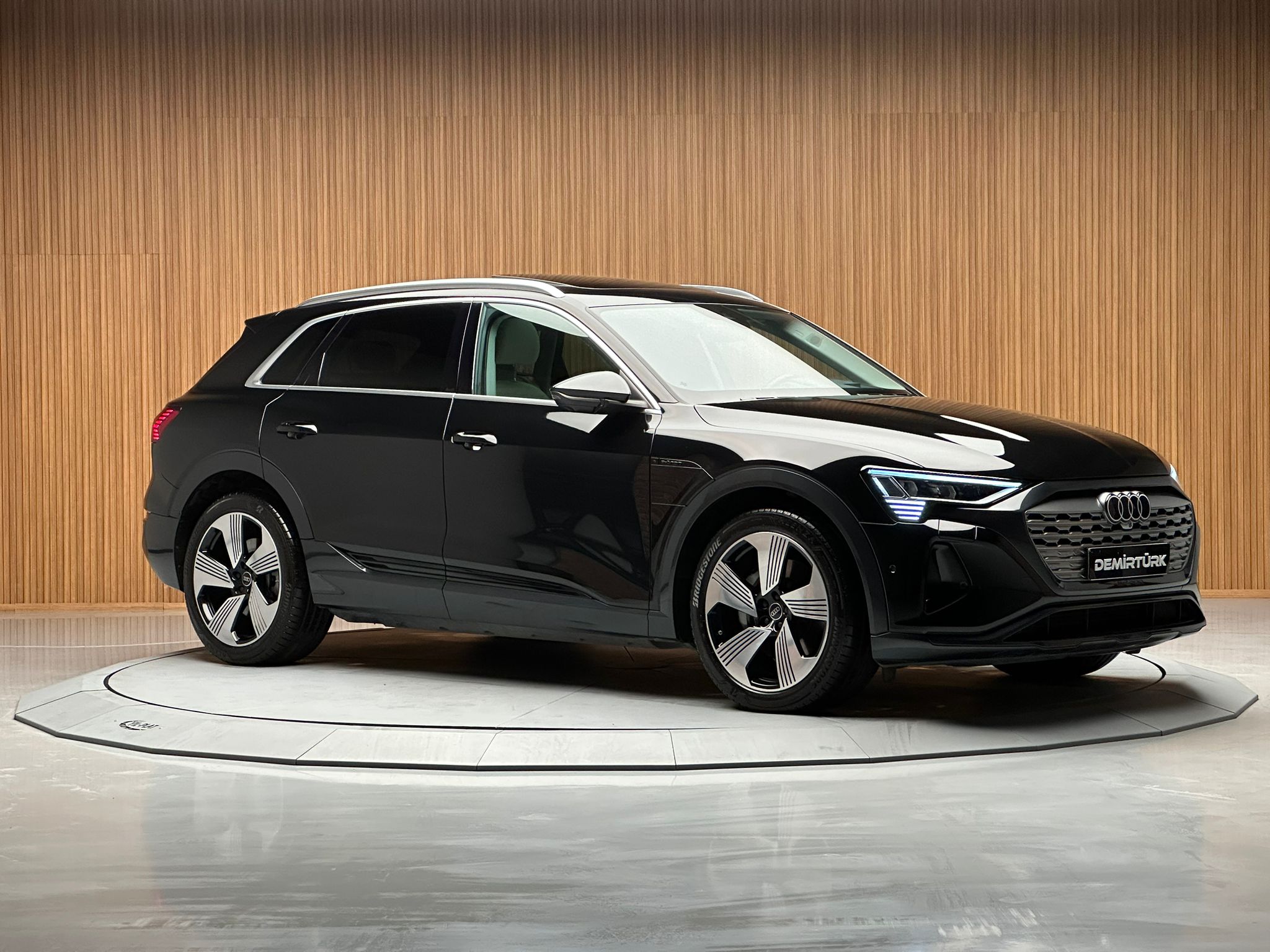 
								Audi Q8 E-Tron 55 Quattro+ Premium full									