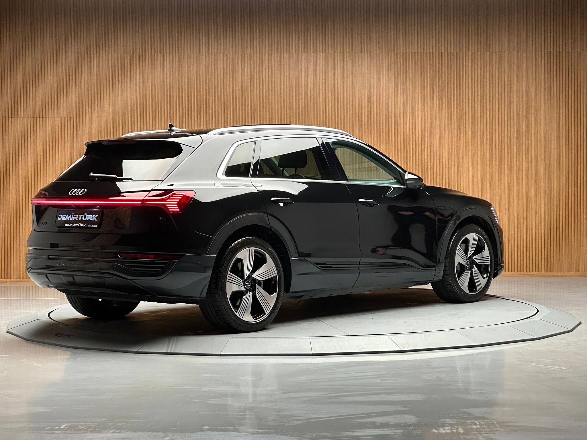 
								Audi Q8 E-Tron 55 Quattro+ Premium full									