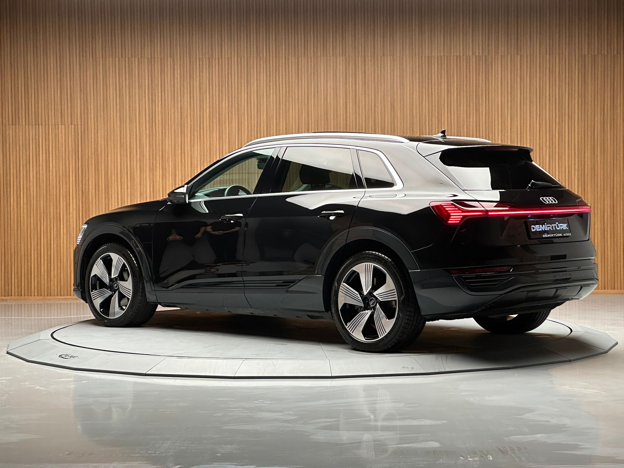 
								Audi Q8 E-Tron 55 Quattro+ Premium full									