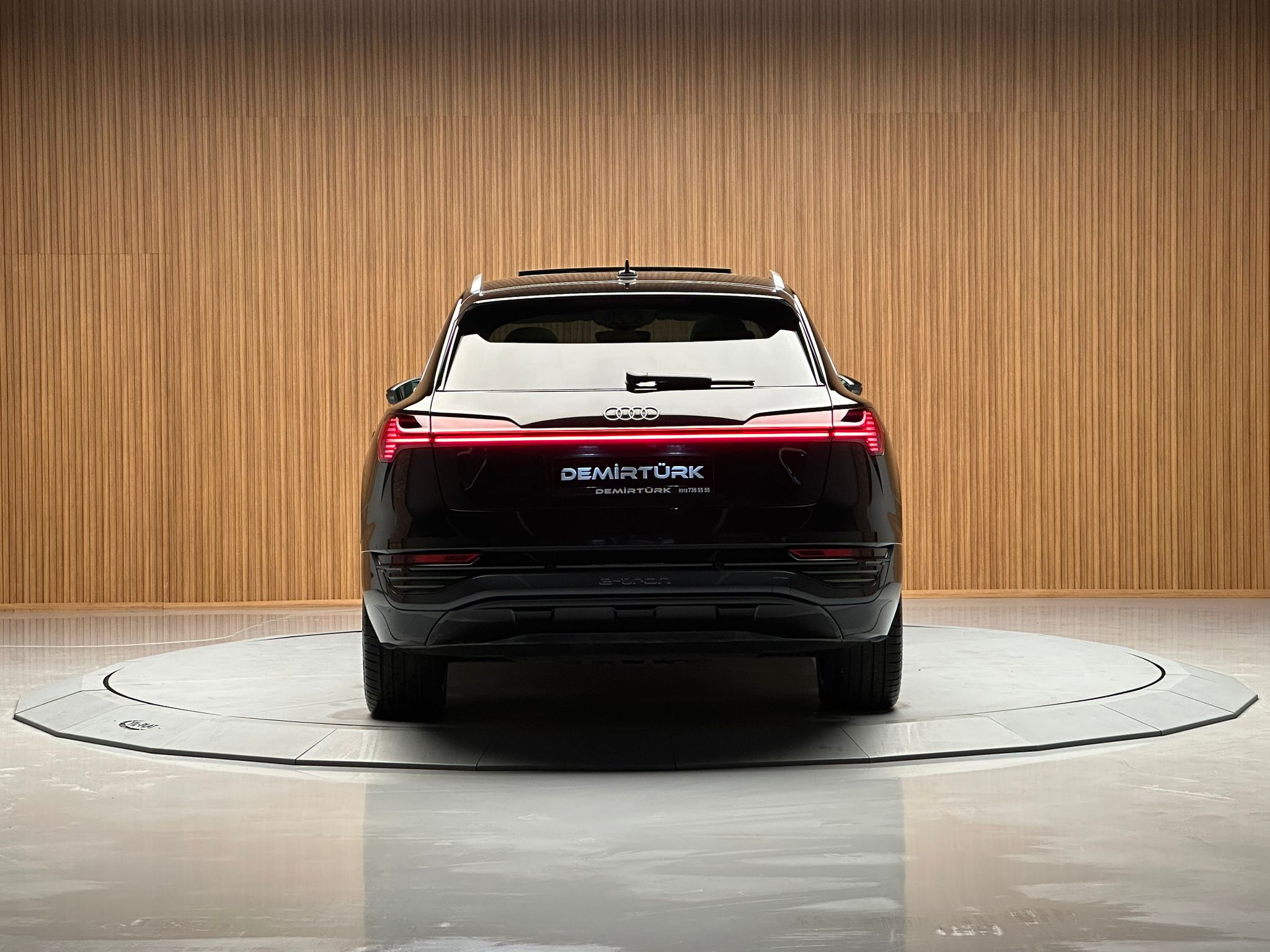 
								Audi Q8 E-Tron 55 Quattro+ Premium full									