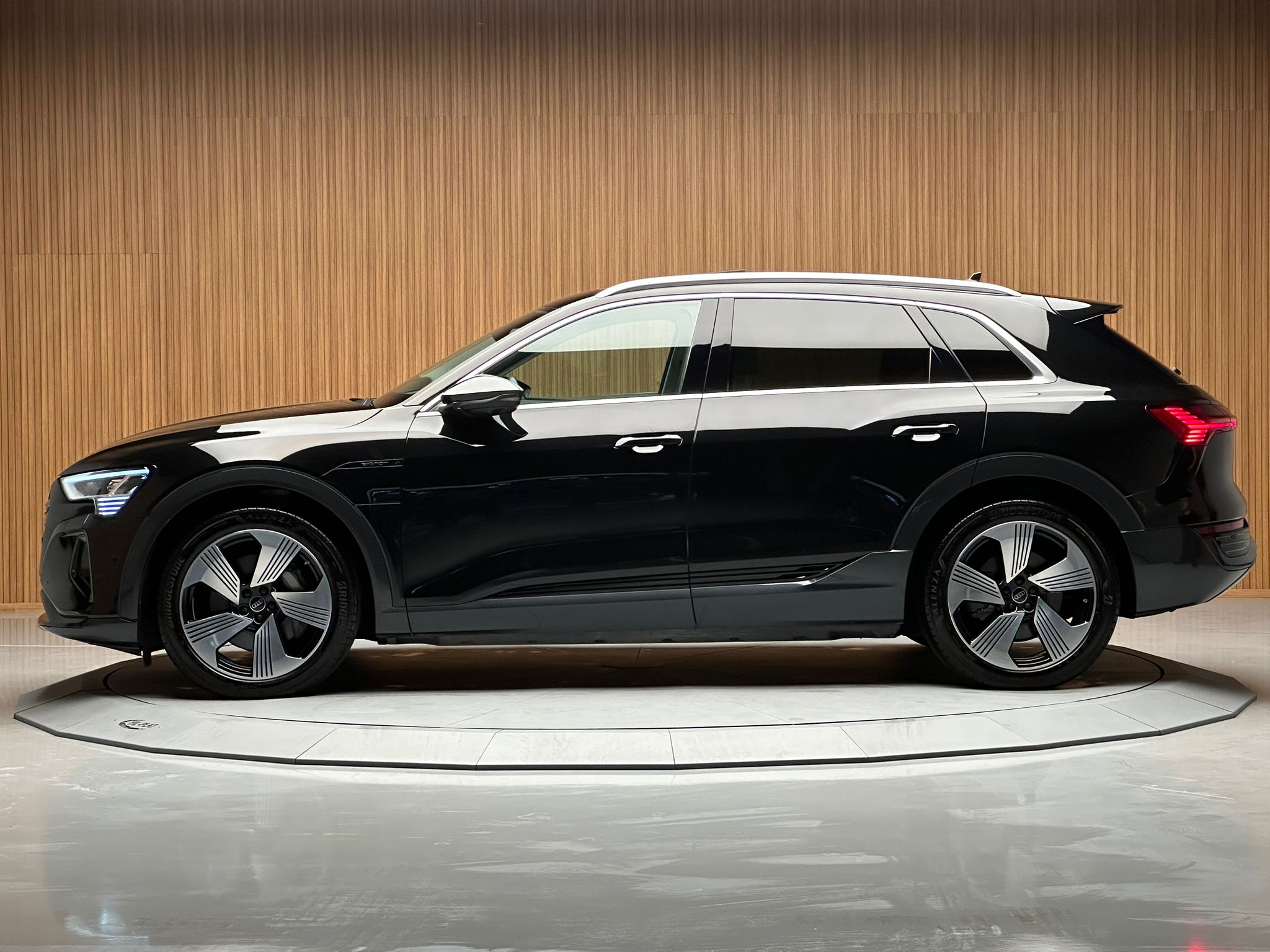 
								Audi Q8 E-Tron 55 Quattro+ Premium full									