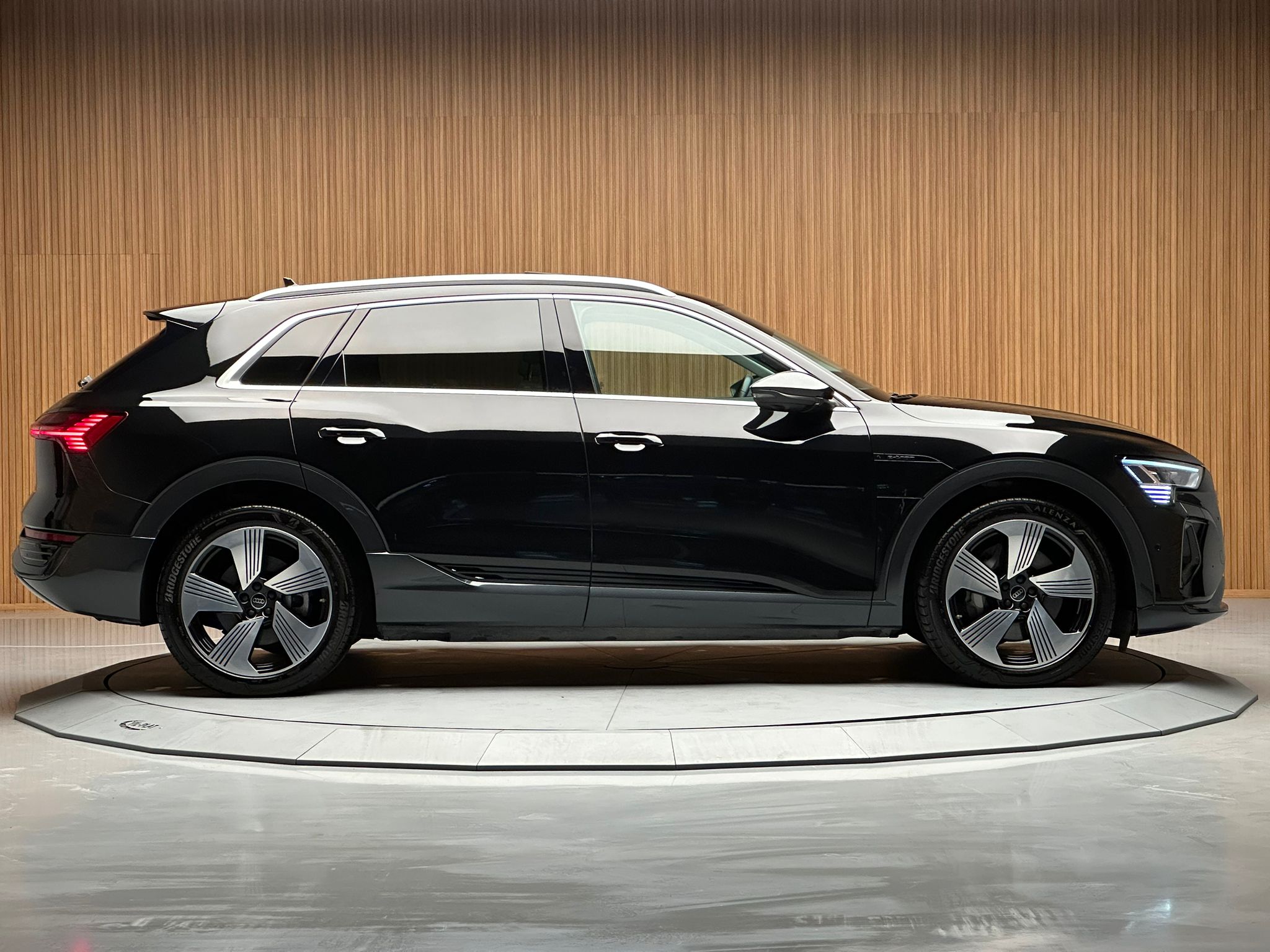
								Audi Q8 E-Tron 55 Quattro+ Premium full									