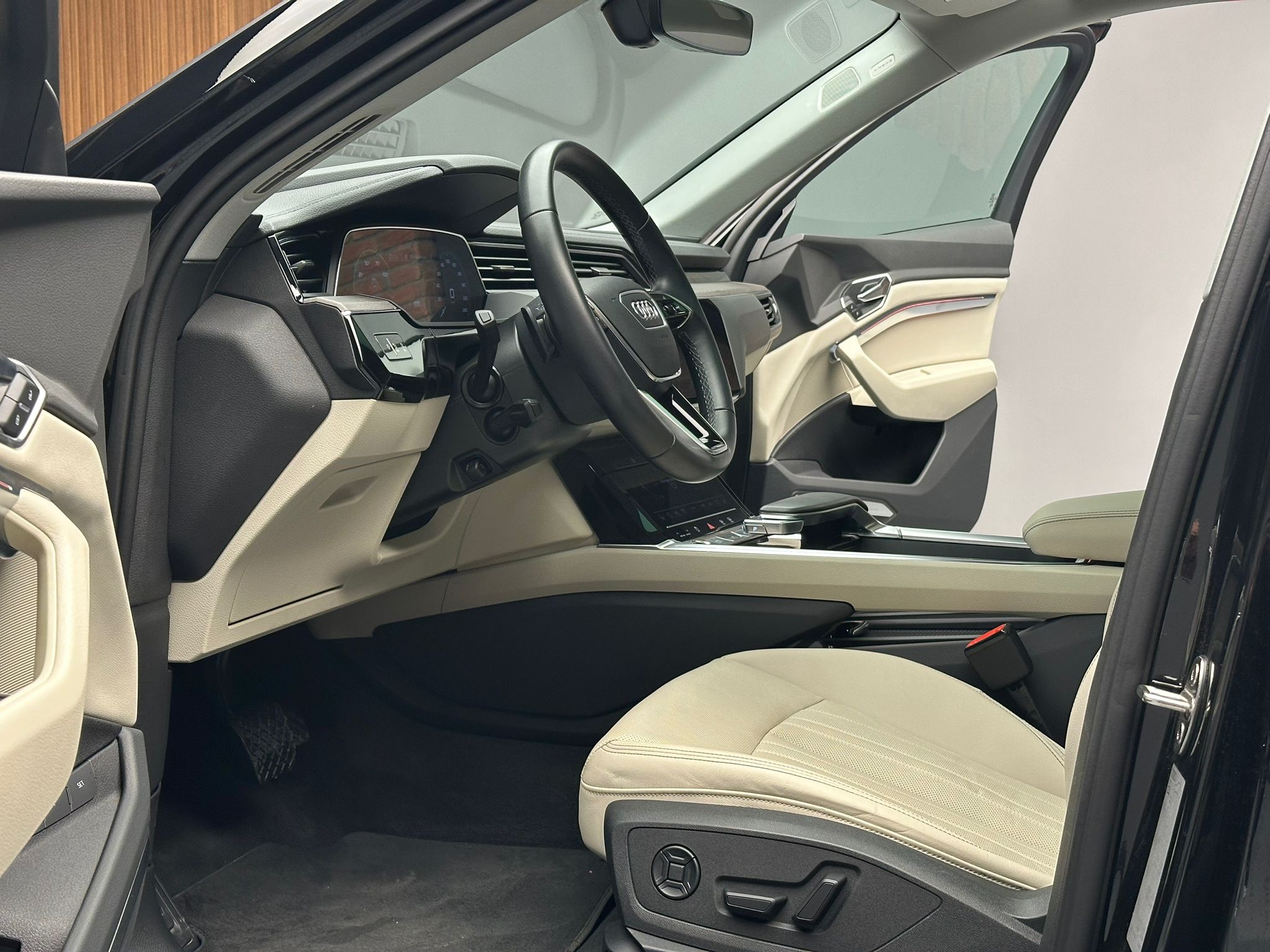 
								Audi Q8 E-Tron 55 Quattro+ Premium full									
