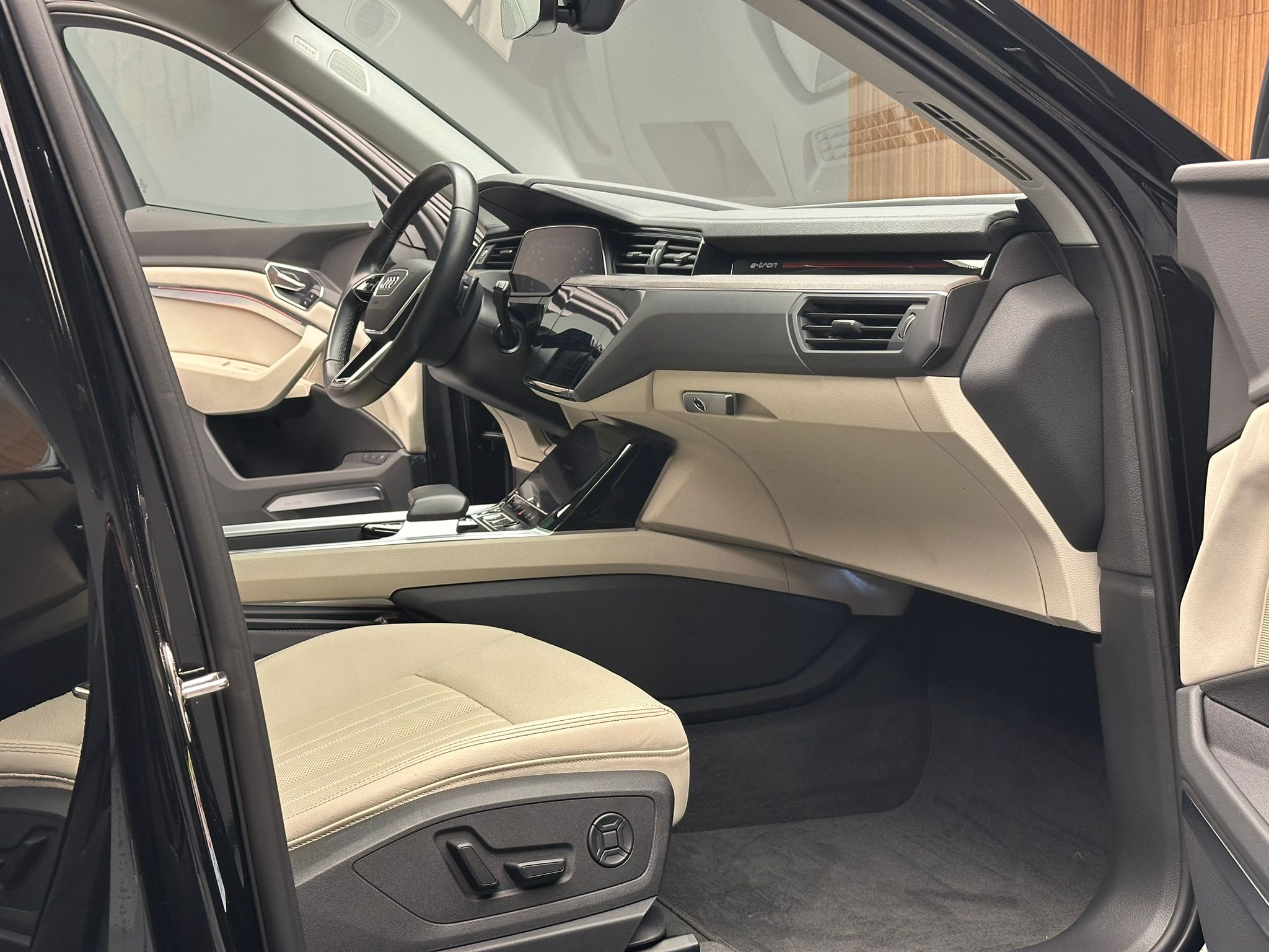 
								Audi Q8 E-Tron 55 Quattro+ Premium full									