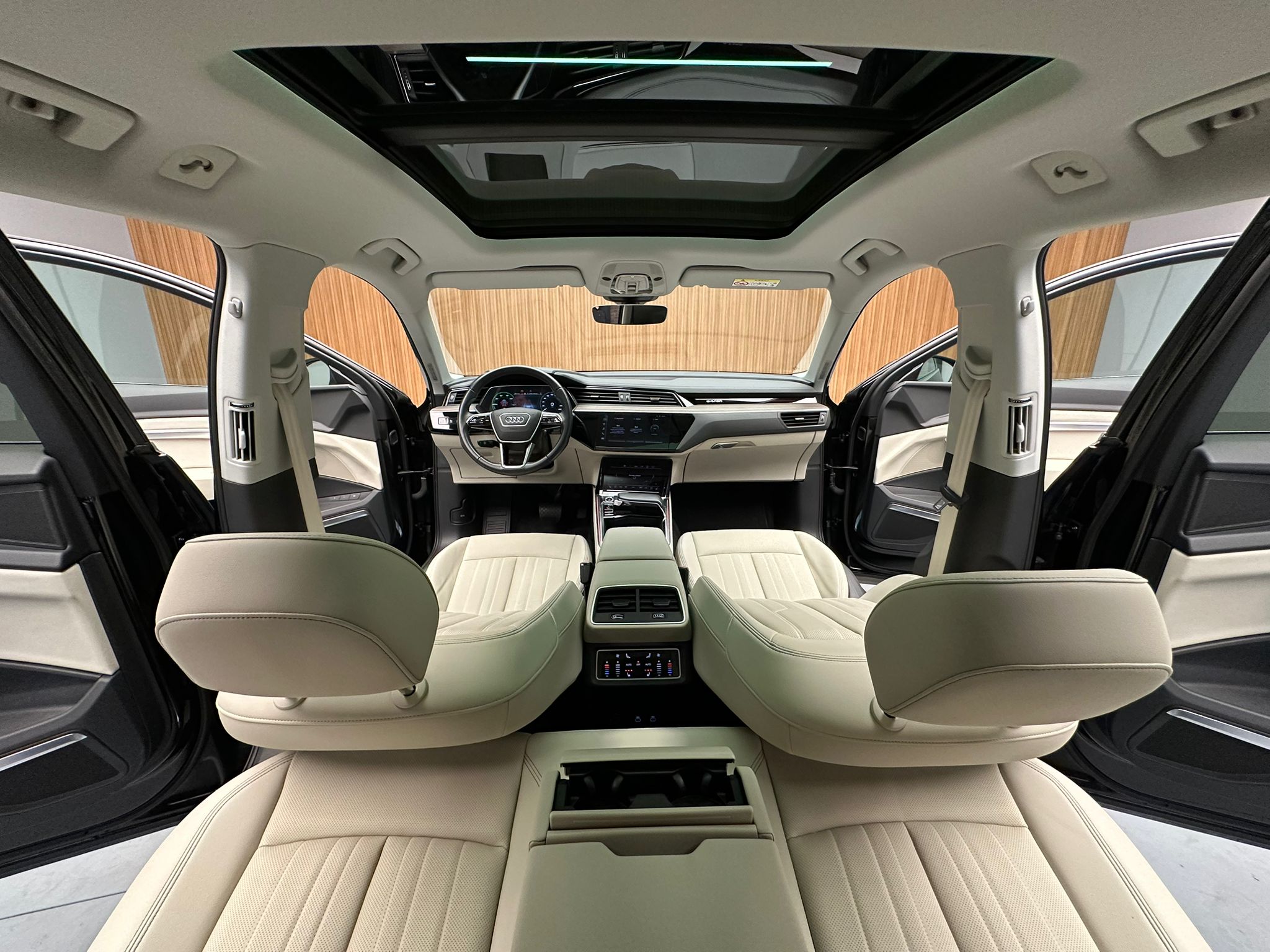 
								Audi Q8 E-Tron 55 Quattro+ Premium full									