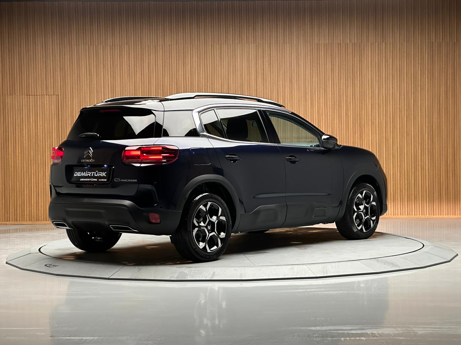 
								C5 AIRCROSS 1.2 HYBRİD MAX C.TAVAN 360 KAMERA ISITMA NAVİGASYON E.BAGAJ (SİYAH) full									