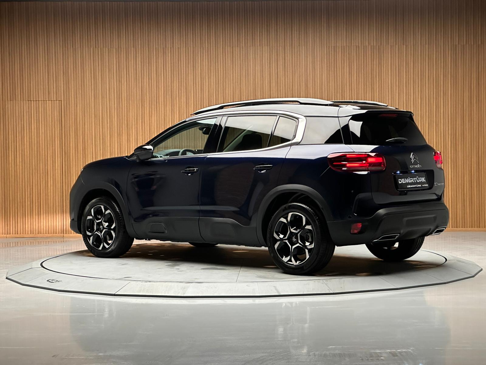 
								C5 AIRCROSS 1.2 HYBRİD MAX C.TAVAN 360 KAMERA ISITMA NAVİGASYON E.BAGAJ (SİYAH) full									