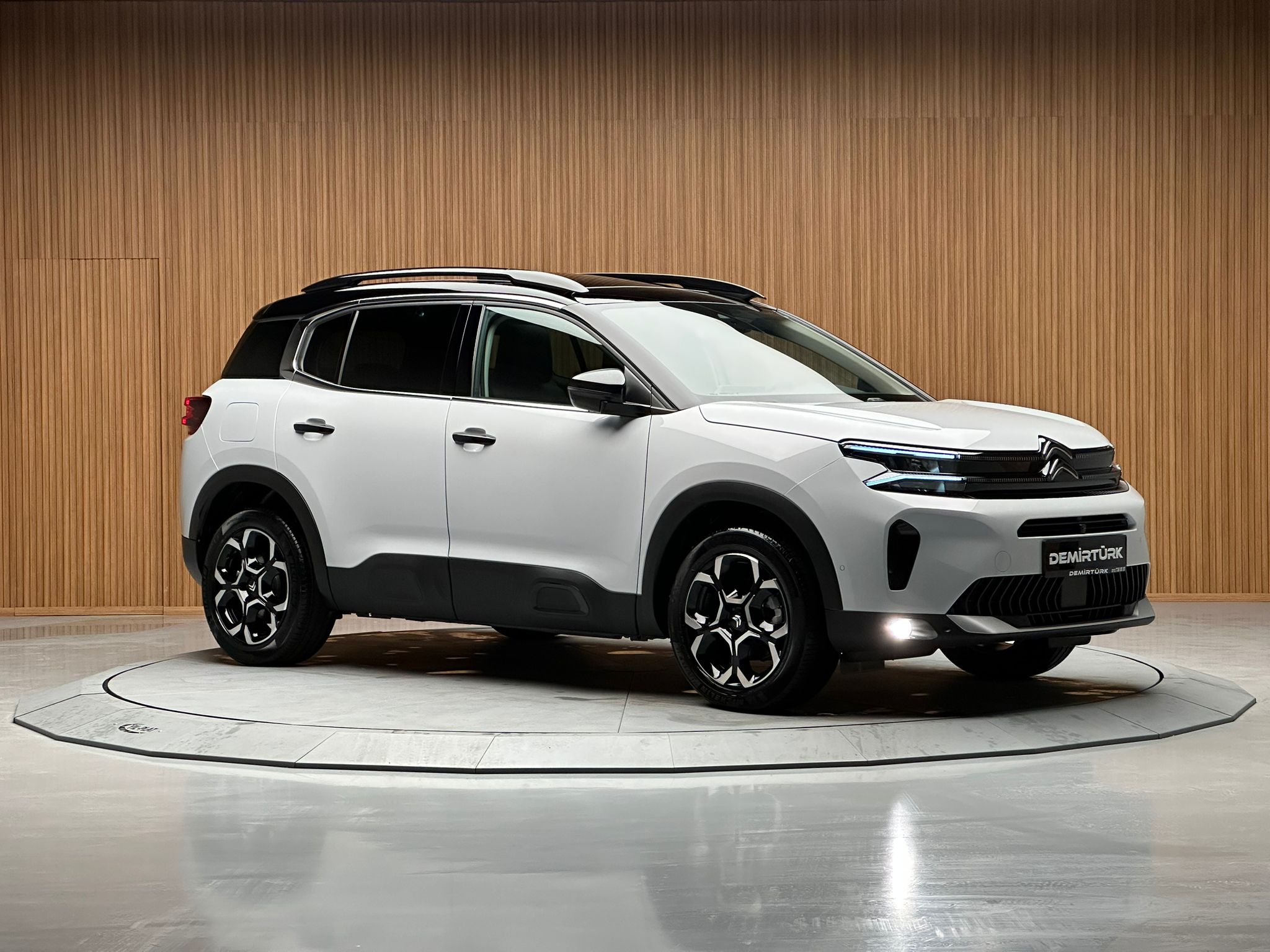 
								C5 AIRCROSS 1.2 HYBRİD MAX C.TAVAN 360 KAMERA ISITMA NAVİGASYON E.BAGAJ full									