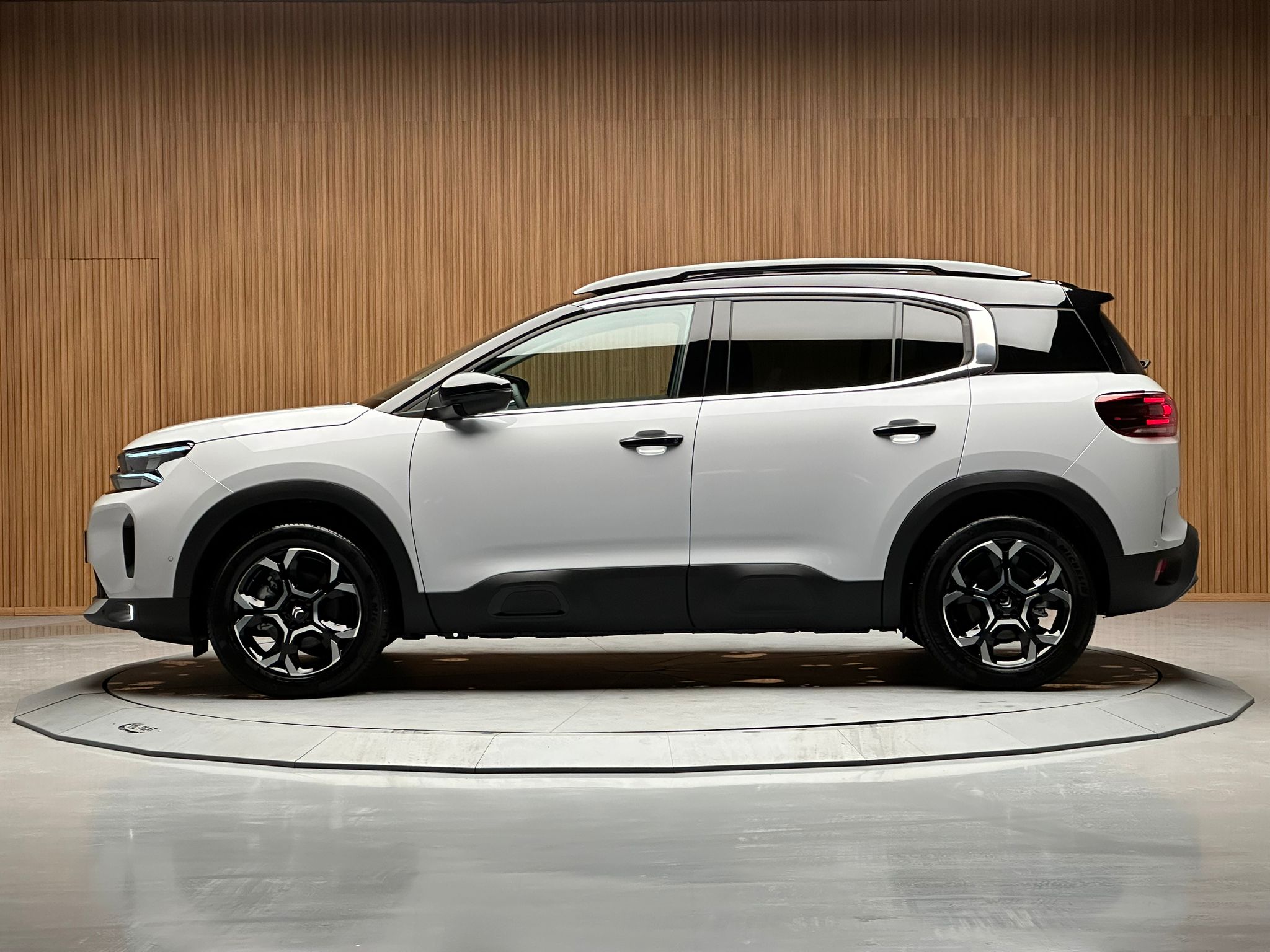 
								C5 AIRCROSS 1.2 HYBRİD MAX C.TAVAN 360 KAMERA ISITMA NAVİGASYON E.BAGAJ full									