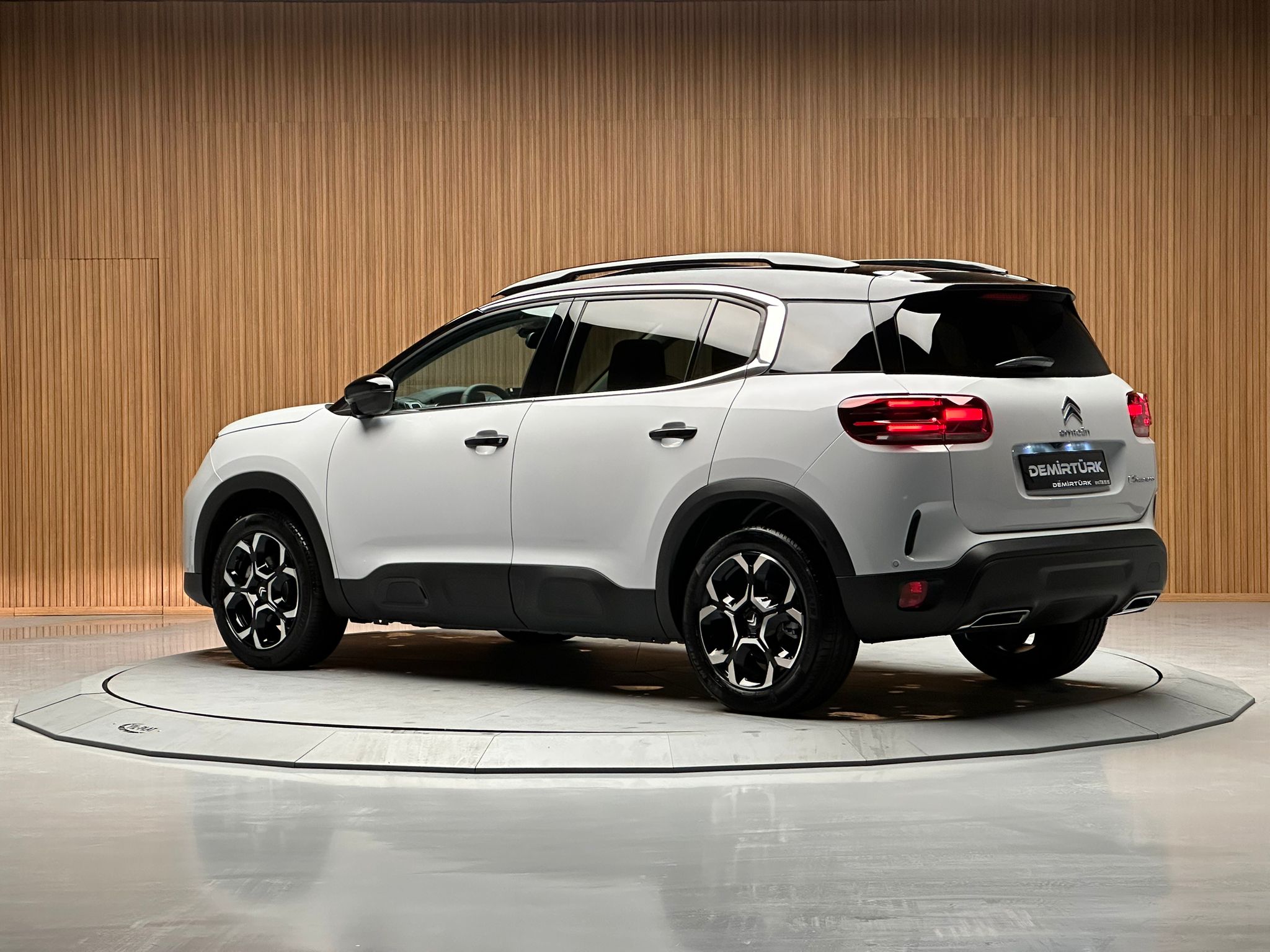 
								C5 AIRCROSS 1.2 HYBRİD MAX C.TAVAN 360 KAMERA ISITMA NAVİGASYON E.BAGAJ full									