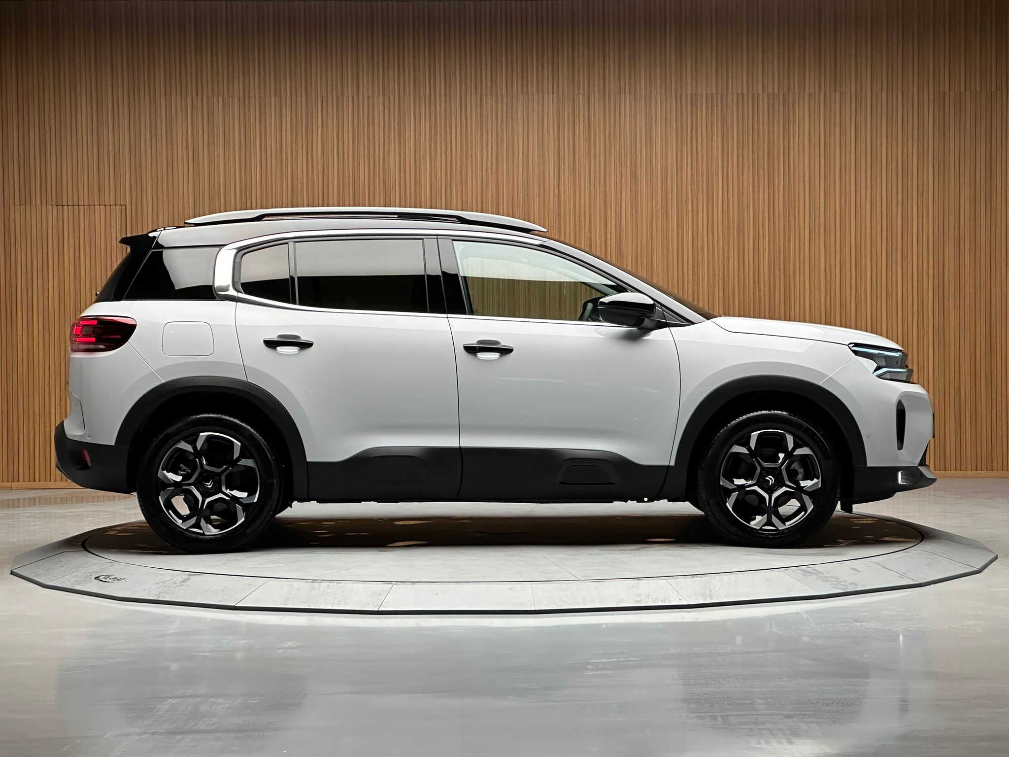 
								C5 AIRCROSS 1.2 HYBRİD MAX C.TAVAN 360 KAMERA ISITMA NAVİGASYON E.BAGAJ full									