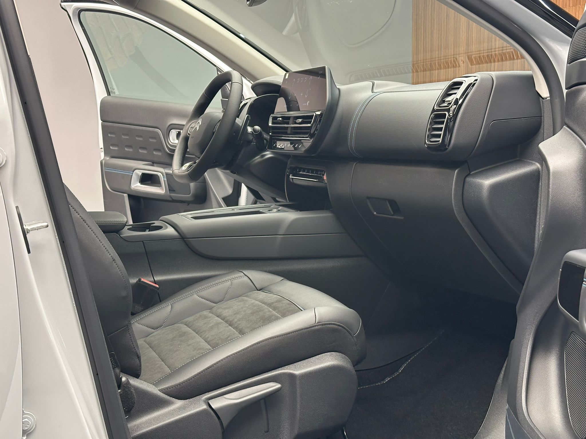 
								C5 AIRCROSS 1.2 HYBRİD MAX C.TAVAN 360 KAMERA ISITMA NAVİGASYON E.BAGAJ full									