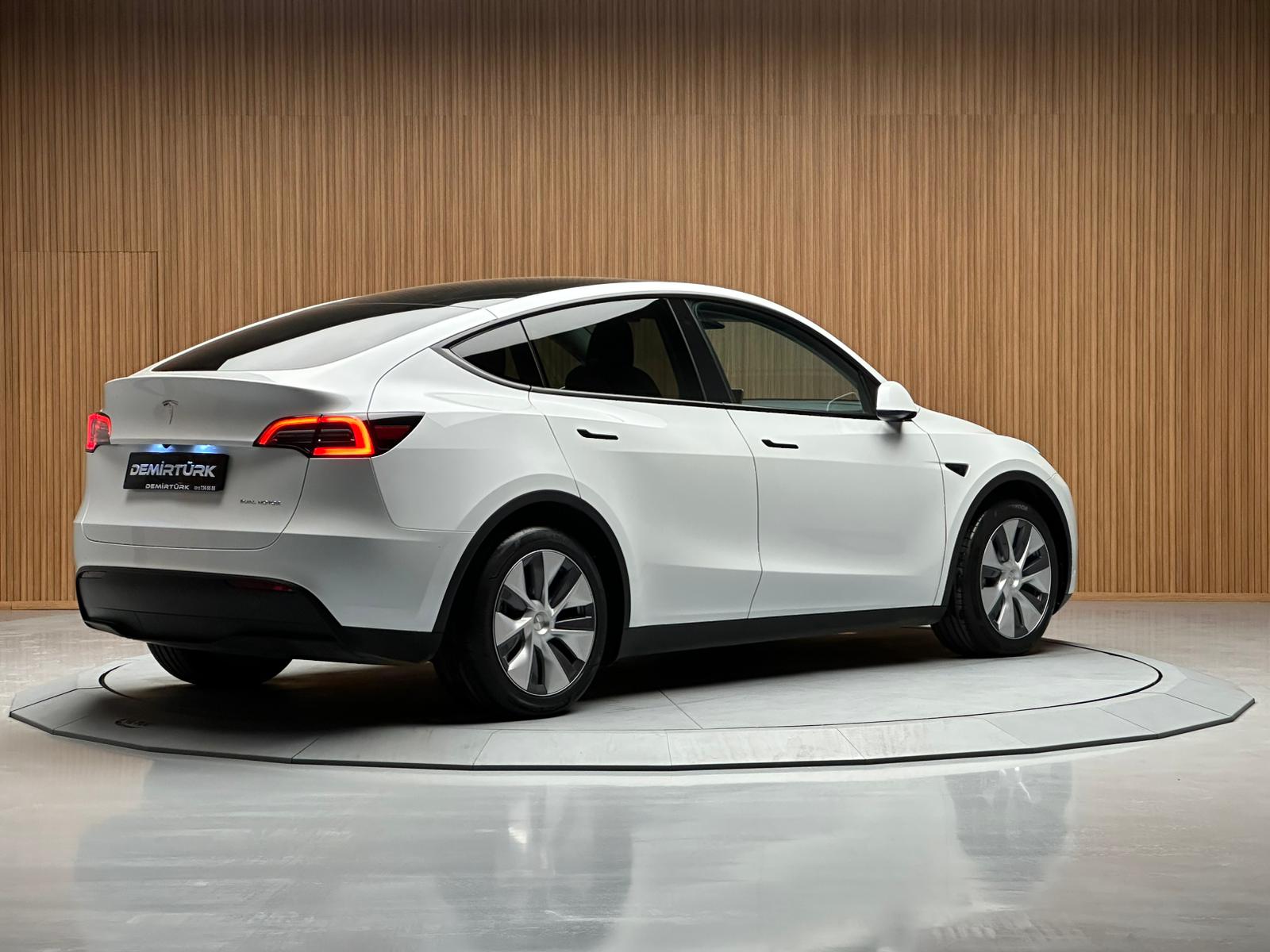 
								2023 TESLA LONG RANGE 4 WD 514 HP full									