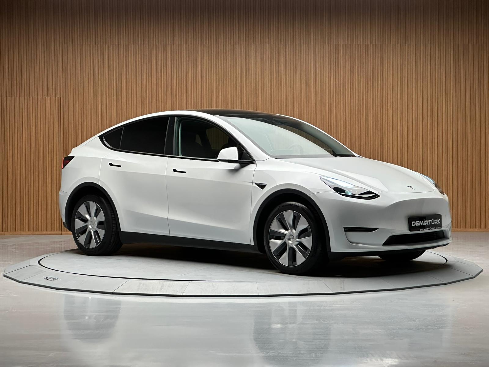 
								2023 TESLA LONG RANGE 4 WD 514 HP full									