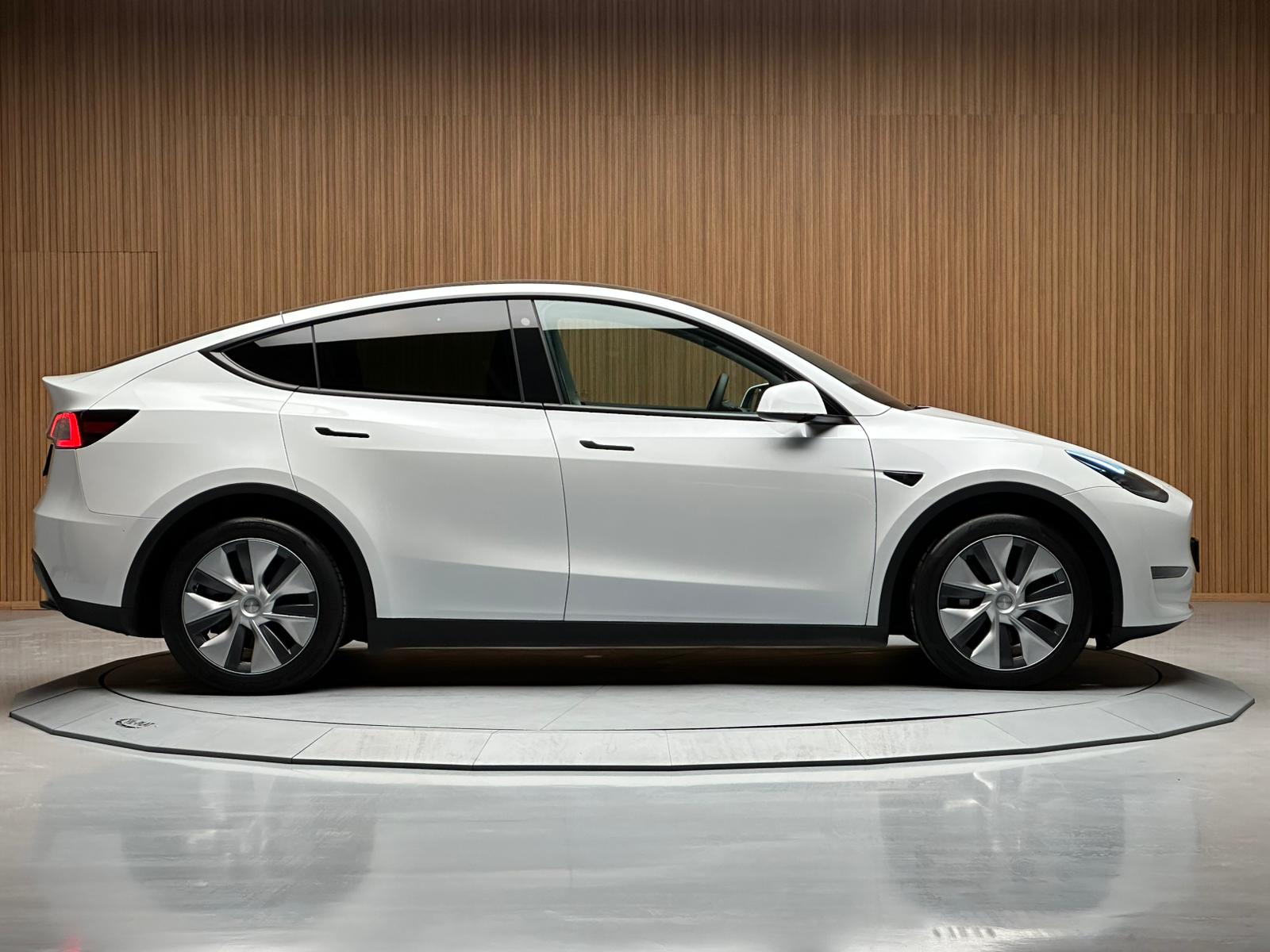 
								2023 TESLA LONG RANGE 4 WD 514 HP full									